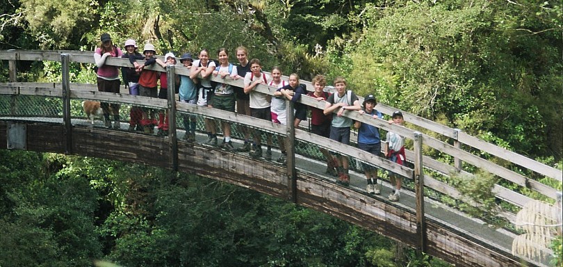 2006-04-16-heritage bridge.jpeg: 1536x728, 194k (2014 Jul 21 06:32)