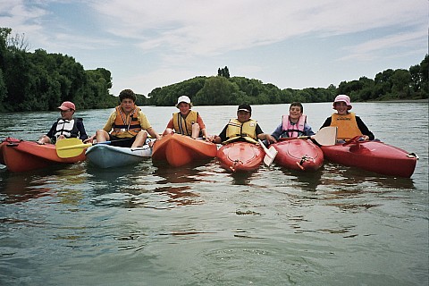 -Kayaking Kids
2006-12-03&nbsp;
Original size:&nbsp;1,536 x 1,024; 440 kB
Filename:&nbsp;'2006-12-03-kayaking kids'