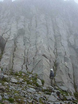 06 Stu_climbing_in_the_mists.jpg: 600x800, 40k (2014 Jul 21 06:35)