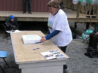 1528 Barbara prepares to cut the cake.jpg: 1024x768, 146k (2014 Jul 21 06:36)