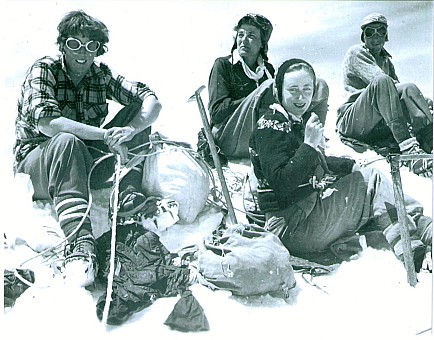 click on the photo and click again on the photo to download the original image

1953 Photo Ash Cunningham