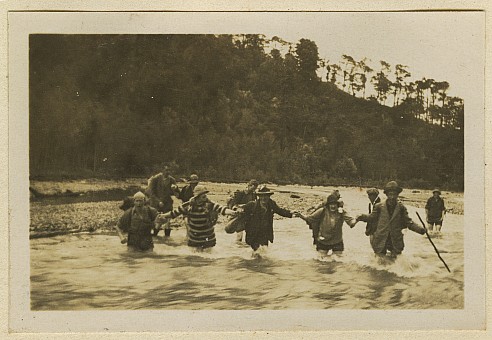 click on the photo and click again on the photo to download the original image

19qq ttc328 River crossing