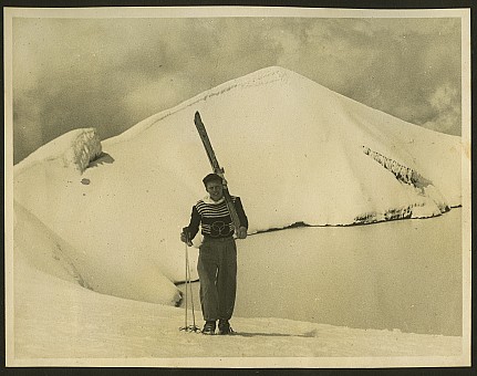 click on the photo and click again on the photo to download the original image

19qq ttc373 Skier at Mt Ruapehu Crater