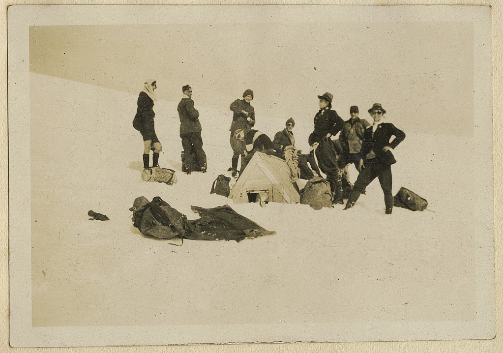 click on the photo to download the original image

19qq ttc338 Party at snow buried hut