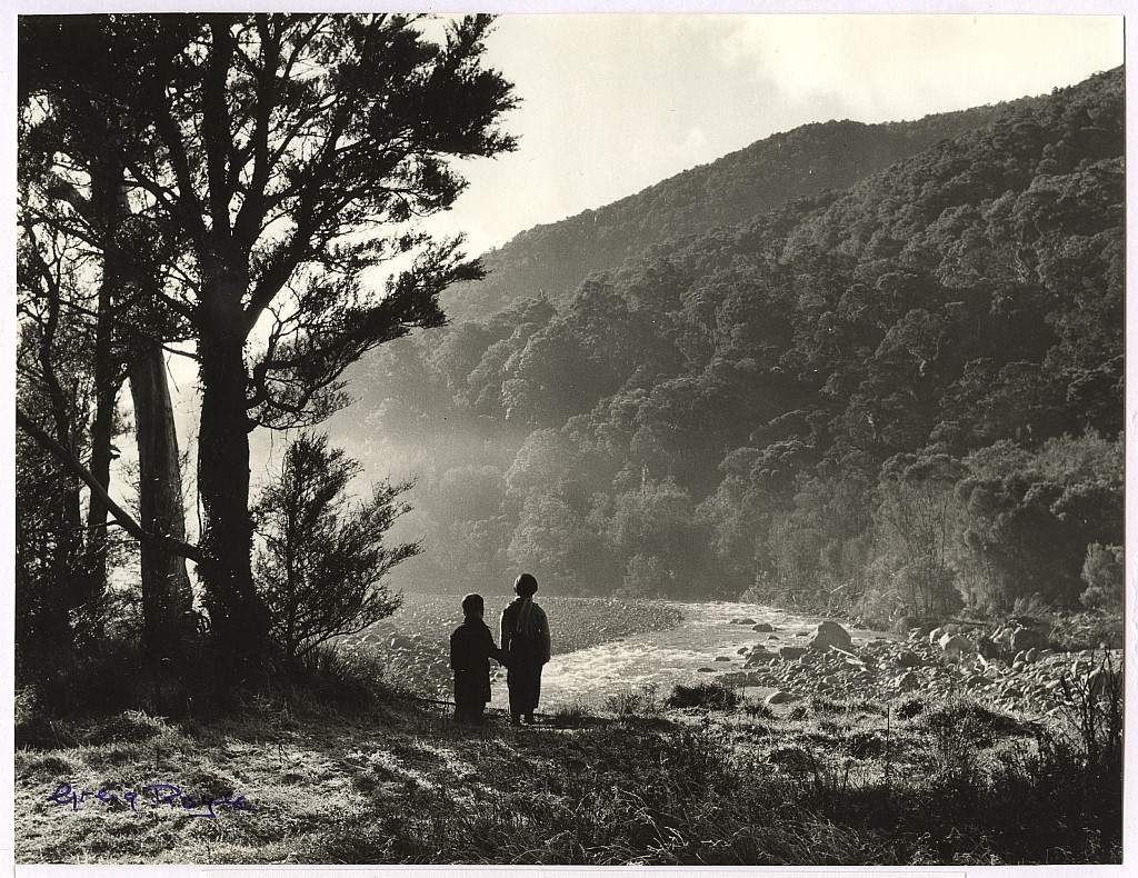 click on the photo to download the original image

19qq ttc767 Children at River by Greg Royale