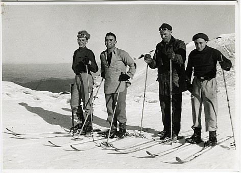 click on the photo and click again on the photo to download the original image

ttc080 skiing