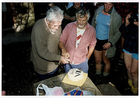 click on the photo and click again on the photo to download the original image

ttc686 Cone Hut cake