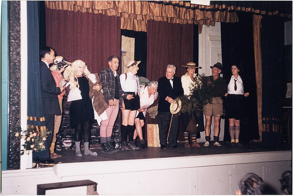 click on the photo to download the original image

ttc097 Club pantomime