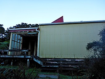 Te Matawai Hut early morning.jpeg: 4608x3456, 7270k (2017 Apr 10 09:28)
