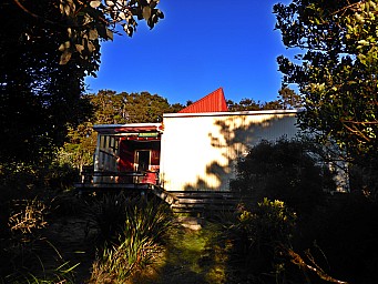 Te Matawai Hut on a sunny morning.jpeg: 4608x3456, 8312k (2017 Apr 10 09:30)