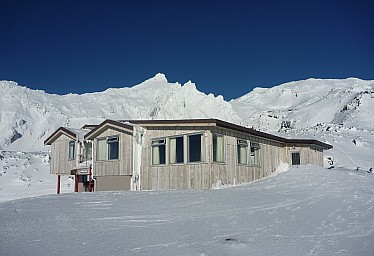 2011-07-18 15.34.59 P1020718 Simon  Tararua Lodge_cr.jpeg: 4000x2739, 4164k (2014 Jul 21 07:31)