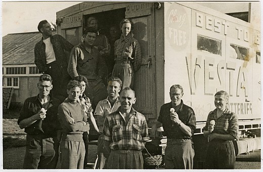 click on the photo and click again on the photo to download the original image

19qq ttc400 Truck transport and icecream stop