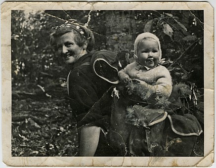 click on the photo and click again on the photo to download the original image

19qq ttc426 Mother backpacking child